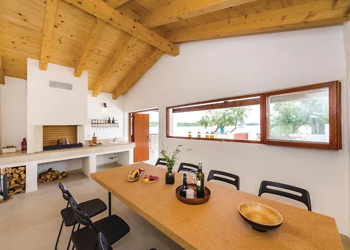 Nice Home In Zdrelac With Sauna Ždrelac